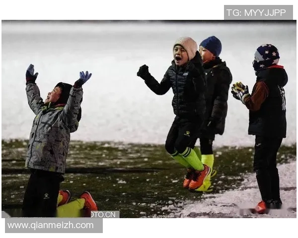 雪中奔跑的足球明星们在寒冷天气中坚持锻炼展现不屈精神 雪中奔跑的足球明星们在寒冷天气中坚持锻炼展现不屈精神